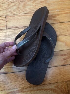 Kustom Surfer Brown Textured Rubber Flip Flop Sandals size 5.5/6